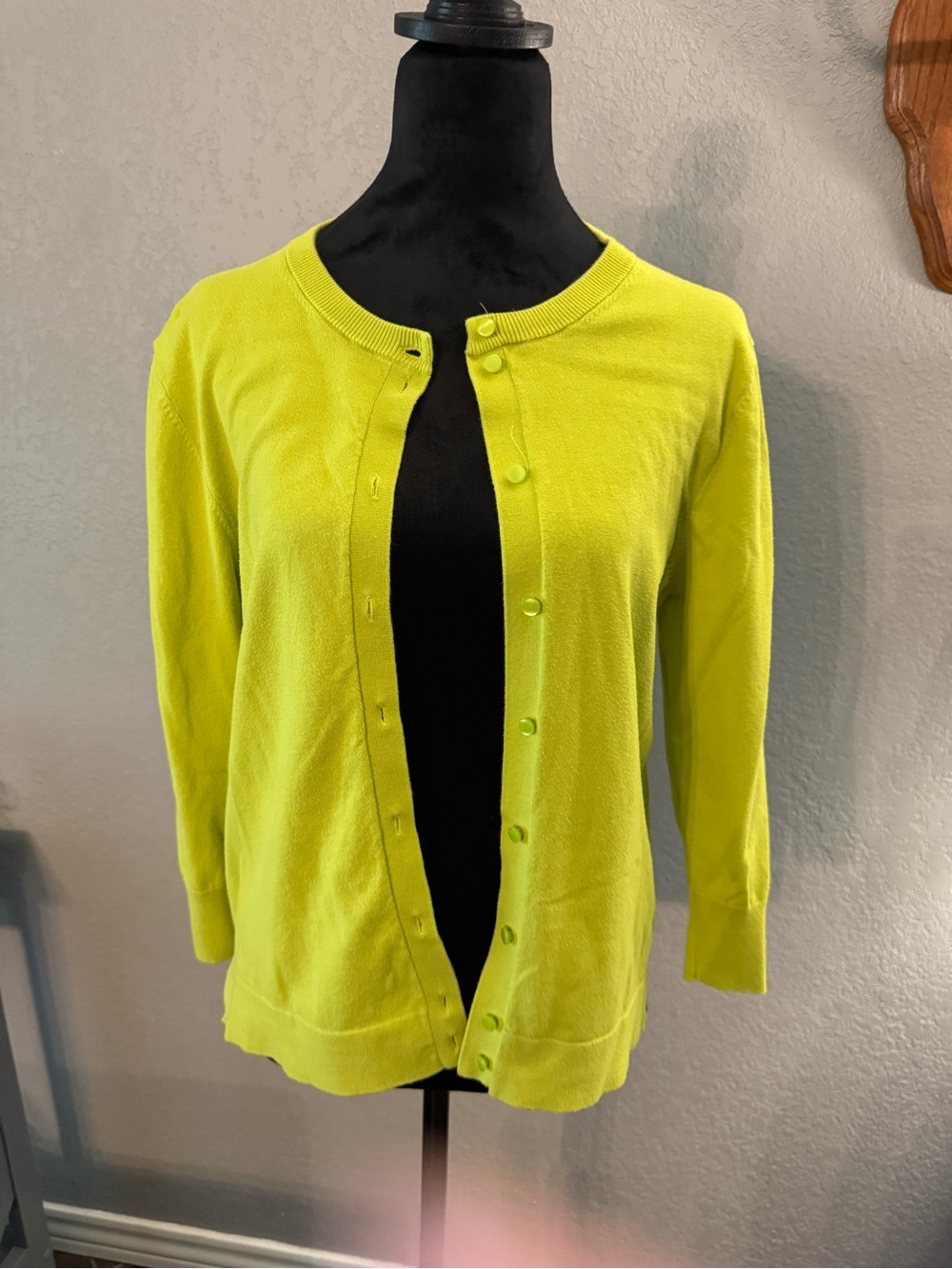 crown & ivy Lime Green Lightweight Button-Front Cardigan